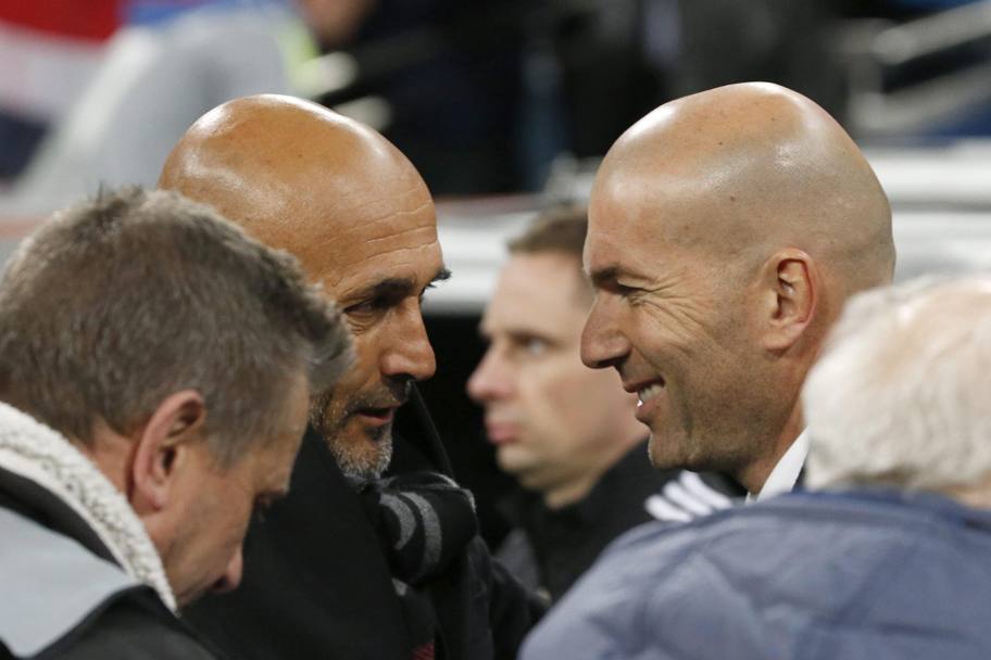 Luciano Spalletti e Zinedine Zidane si salutano prima dell&#39;inizio del match. Epa